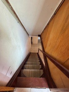 Kellertreppe Freistehendes, renovierungsbed�rftiges Einfamilienhaus mit gro�z�gigem Grundst�ck im Dornr�schenschlaf