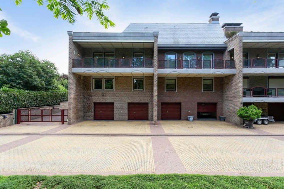 Einfahrt privater Garage Penthousewohnung Maaseik