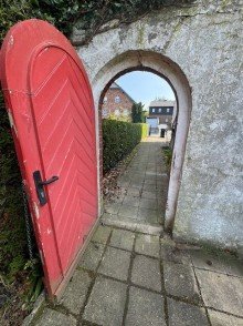 Gartentor Freistehendes, renovierungsbed�rftiges Einfamilienhaus mit gro�z�gigem Grundst�ck im Dornr�schenschlaf