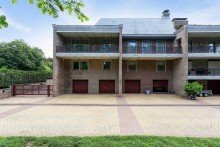 Einfahrt privater Garage Luxuri�ses Penthouse in bester Lage von Maaseik