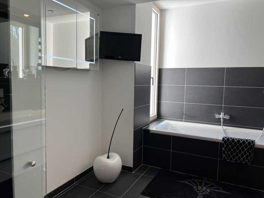 Badezimmer mit Bad und Dusche Etagenwohnung Aachen / Laurensberg