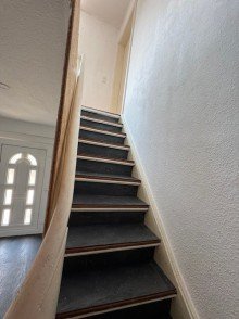 NH- Treppe zum 1.OG Zwei H�user auf einem Grundst�ck mit Hof und gro�em Garten - mit Ausbau- & Entwicklungspotenzial