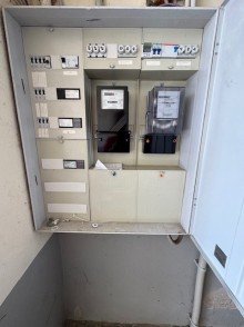 Elektrischer Kasten Zwei H�user auf einem Grundst�ck mit Hof und gro�em Garten - mit Ausbau- & Entwicklungspotenzial