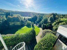 Garten mit Gartenhaus & zus�tzlicher Terrasse Gro�z�giges Architekten Zweifamilienhaus mit spektakul�rer, unverbaubarer Fernsicht