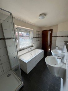 HH - 1.OG Bad Zwei H�user auf einem Grundst�ck mit Hof und gro�em Garten - mit Ausbau- & Entwicklungspotenzial