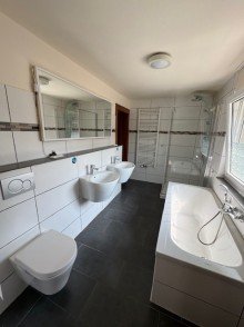 HH-1.OG Bad Zwei H�user auf einem Grundst�ck mit Hof und gro�em Garten - mit Ausbau- & Entwicklungspotenzial