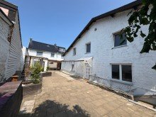 Hofansicht (4) Zwei H�user auf einem Grundst�ck mit Hof und gro�em Garten - mit Ausbau- & Entwicklungspotenzial