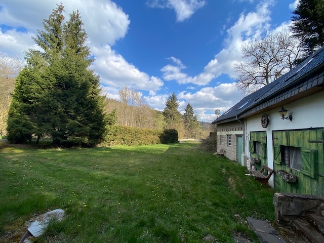 Au�en Ansicht Hellenthal Zweifamilienhaus Renovierungsbed�rftiges Ein-/ Zweifamilienhaus mit Nebengeb�ude und gro�em Grundst�ck